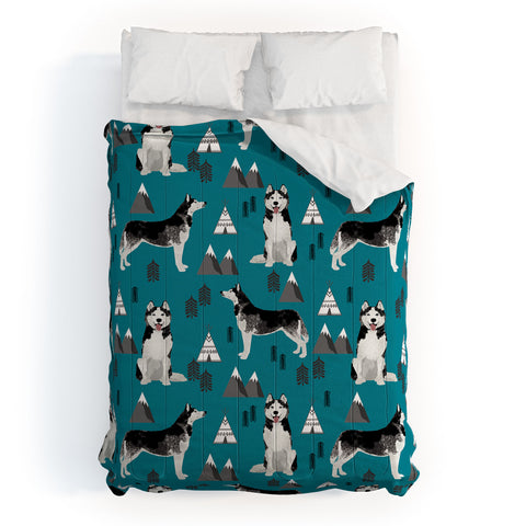Petfriendly Siberian Huskies mountains Comforter