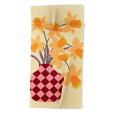 El buen limon Daffodils and vase Beach Towel