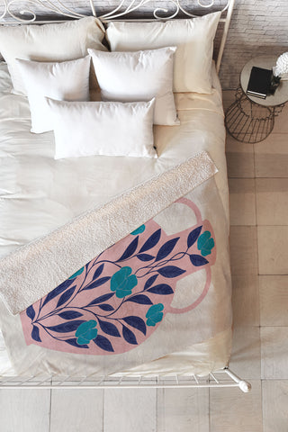 El buen limon Vase with blue roses Fleece Throw Blanket