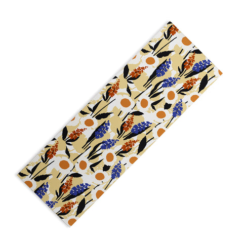 Marta Barragan Camarasa Simple blooming meadow 23C Yoga Mat