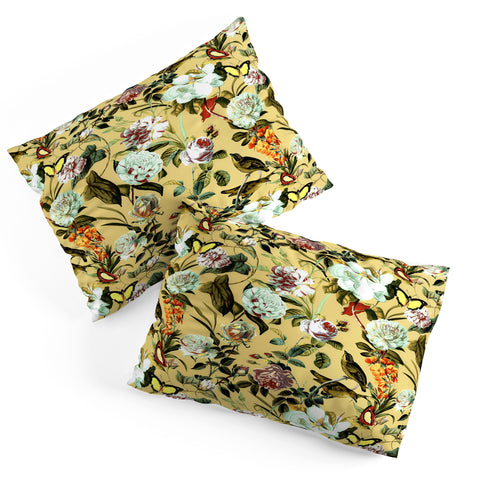 Marta Barragan Camarasa Birds in floral bouquets Pillow Shams