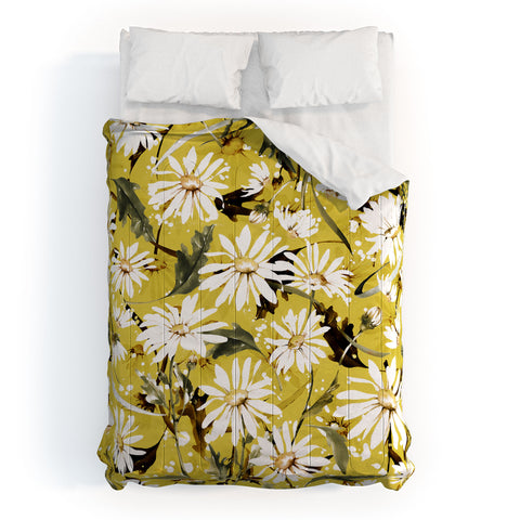 Marta Barragan Camarasa Meadow wild daisies II Comforter