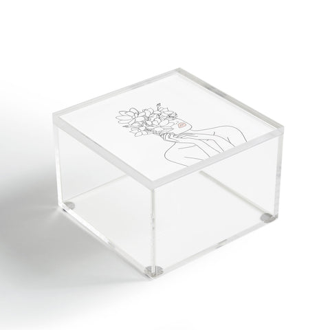 Nadja Minimal Woman with Magnolia Acrylic Box