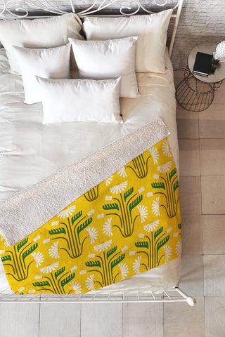 Raven Jumpo Stylised Daisies Fleece Throw Blanket